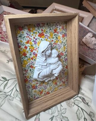 Cuadro Virgen de la Familia con estampado liberty