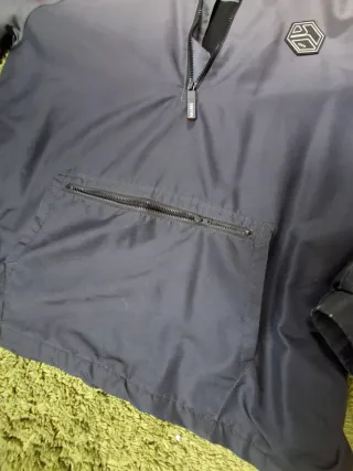 Cazadora canguro gris y negra