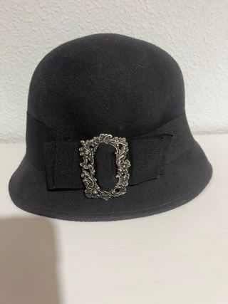 Gorro de fieltro negro con hebilla