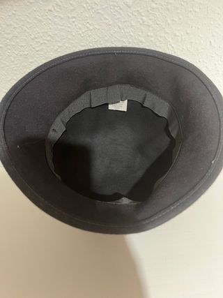 Gorro de fieltro negro con hebilla