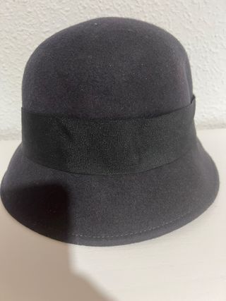 Gorro de fieltro negro con hebilla