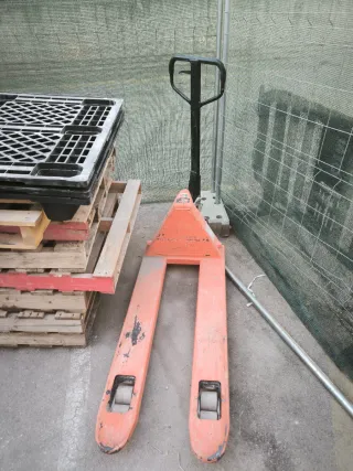 Traspaletas manuales amarilla y naranja de 2500kg