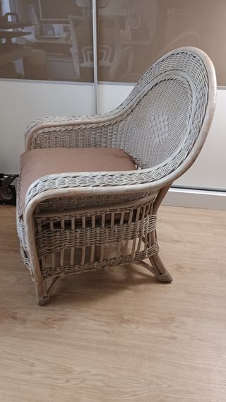 Sillón de mimbre blanco