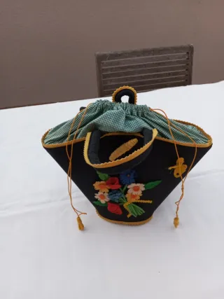 Bolso vintage negro con flores