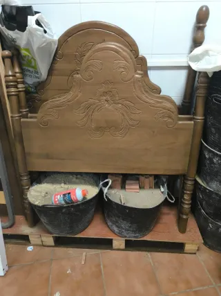 Cabecero de madera tallado