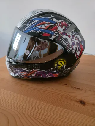 Casco Shoei con diseño gráfico