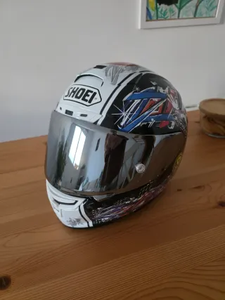 Casco Shoei con diseño gráfico