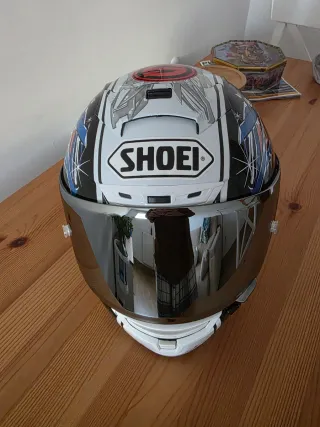 Casco Shoei con diseño gráfico