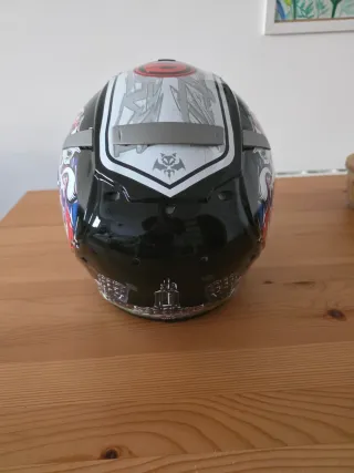 Casco Shoei con diseño gráfico