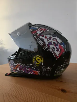 Casco Shoei con diseño gráfico