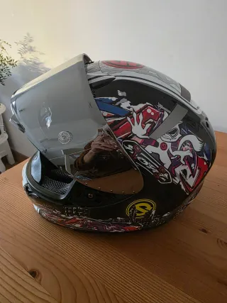 Casco Shoei con diseño gráfico