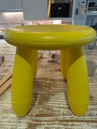 Taburete infantil amarillo Ikea