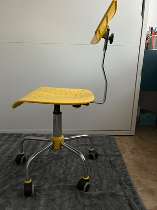 Silla de escritorio amarilla con ruedas