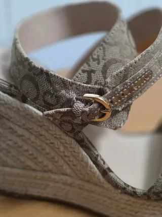 Sandalias cuña Guess
