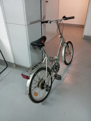 Bicicleta plegable urbana plateada