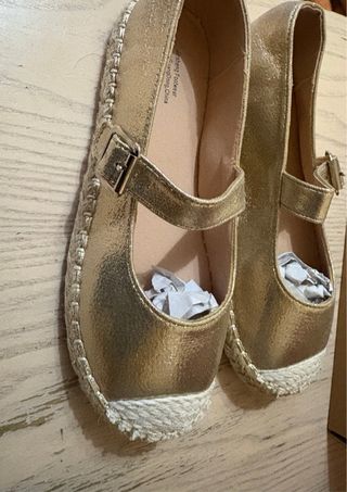 Bailarinas doradas con tira y hebilla para niña