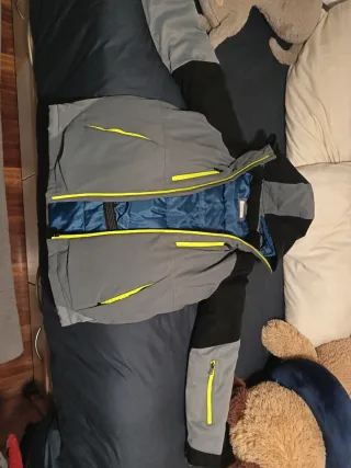 Cazadora gris y negra con cremallera