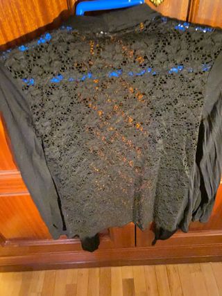 Rebeca negra con encaje