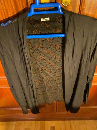 Rebeca negra con encaje