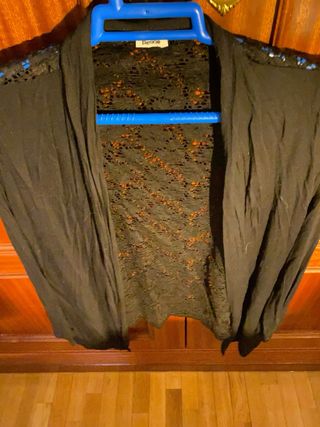 Rebeca negra con encaje