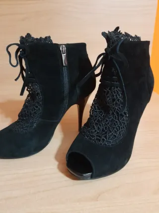 Tronchetti neri con pizzo e lacci, aperti in punta