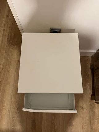 Mesita de noche blanca con cajón