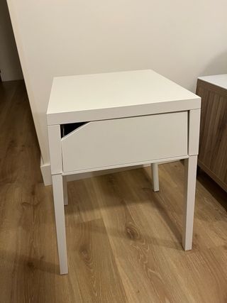 Mesita de noche blanca con cajón