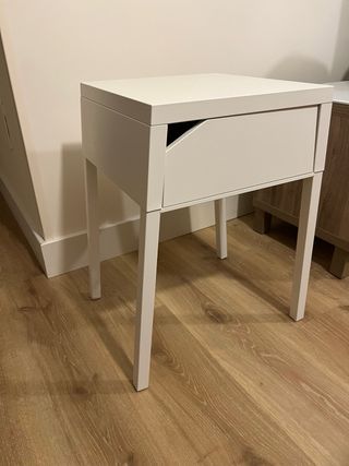 Mesita de noche blanca con cajón