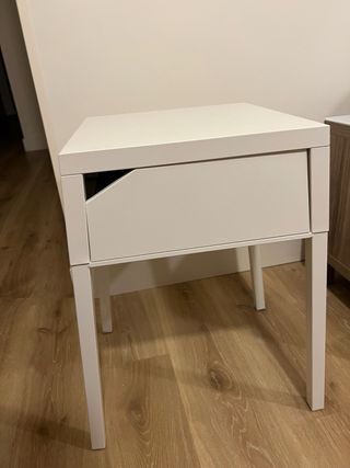 Mesita de noche blanca con cajón