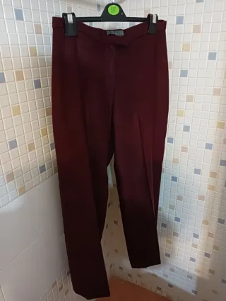 Traje pantalón color burdeos talla 44
