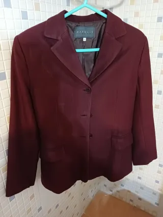 Traje pantalón color burdeos talla 44