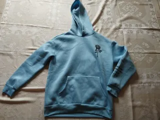 Sudadera azul con estampado de rosa