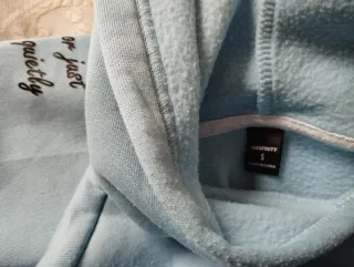 Sudadera azul con estampado de rosa