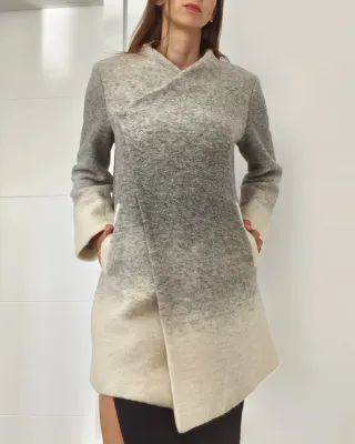 Abrigo lana gris ombre asimétrico