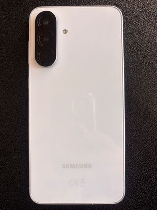 Móvil Samsung  color blanco y plateado