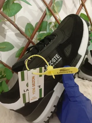 Zapatillas Lacoste Negras y Blancas