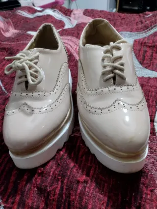 Zapatos planos beige con cordones