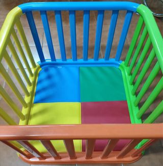 Parque infantil de plástico colorido