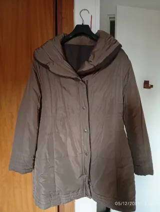 Abrigo reversible señora. Color marrón chocolate,