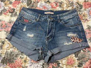 Shorts vaqueros desgastados con parches
