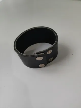 Pulsera de cuero negra
