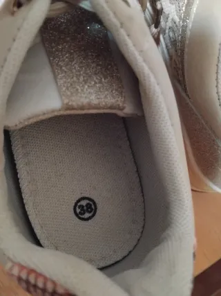 Zapatillas beige con logo