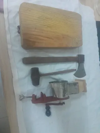 Picadora carne, hacha, martillo y tabla
