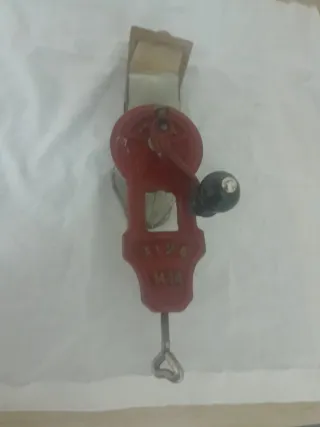 Picadora carne, hacha, martillo y tabla