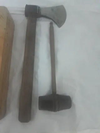 Picadora carne, hacha, martillo y tabla