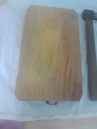 Picadora carne, hacha, martillo y tabla