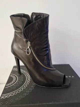 Stivaletto aperto nero con zip. Gianni Marra