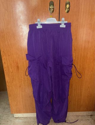 Pantalón cargo ancho morado