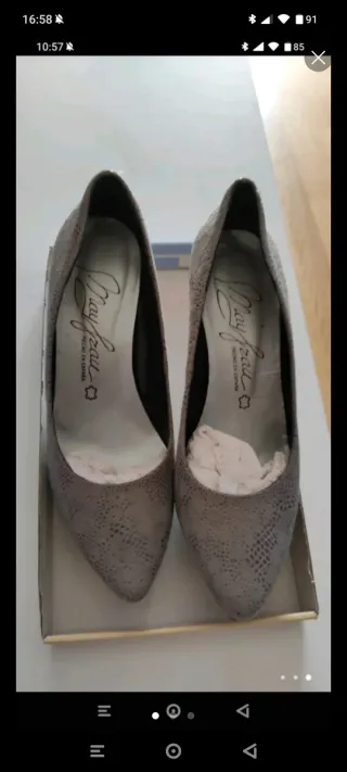 Zapatos Mayfran grises y plateados