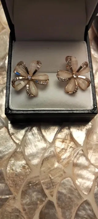 Pendientes Flor Dorados con Piedras Blancas